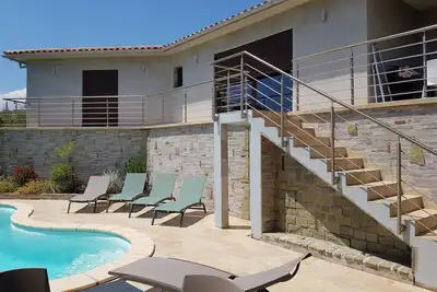 Image de Villa spacieuse, plage à pied, proche mer montagne, draps, serviettes inclus.