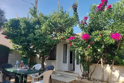 Image de maison climatisée, bien équipée, véranda, jacuzzi, jardin, calme, proche de tout