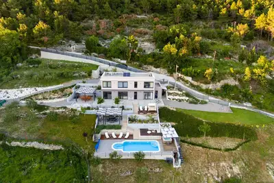 Villa spacieuse de luxe située sur la colline de Kozjak surplombant l'archipel dalmatien