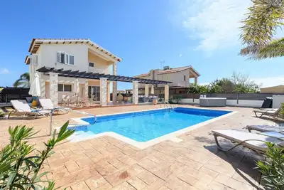 Image de Villa de luxe avec piscine privée et jacuzzi \/ bain à remous