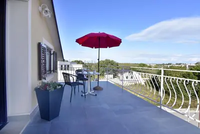 Image de Appartement pas cher à Bašanija, avec terrasse, WiFi, parking gratuit