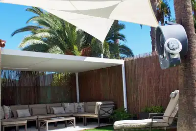 Image de Bungalow moderne et confortable avec tous les extras pour un séjour agréable.