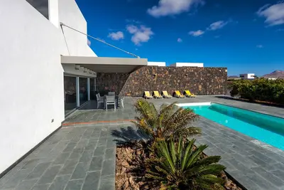 Kinegua M3 + M1. Maison design 4 pièces 8 personnes. Wifi. Piscine chauffée