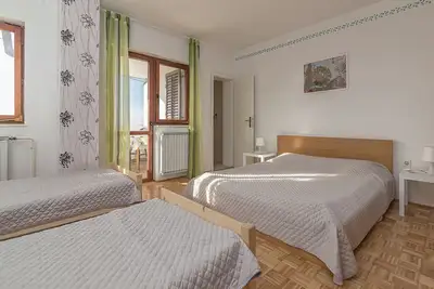 Image de Chambre quadruple avec salle de bain privée, cuisine commune