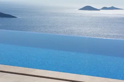 Image de Maison de vacances moderne vraiment incroyable, avec des vues spectaculaires