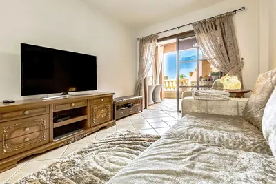 Image de Appartement confortable de deux pièces à El Duque avec piscine, vue sur l'océan et grandes terrasses