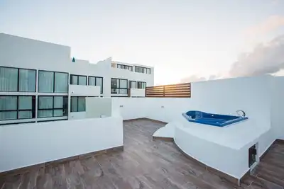 Immense Ph central avec toit privé et jacuzzi