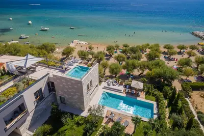Image de Villa de luxe en bord de mer avec piscine extérieure et intérieure chauffée