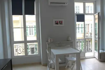 Image de Gubernatis/Coulee Verte  Studio dans immeuble Niçois  Clim Wifi linge fourni