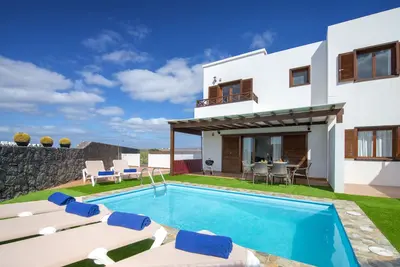 Image de Piscine privée \/ résidentielle calme de 3 chambres