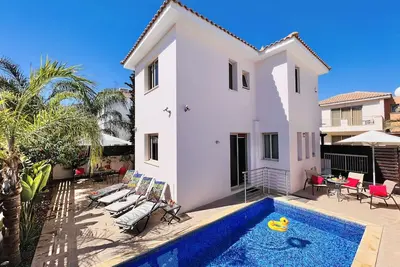 Image de Villa Helena avec ses propres vues sur la piscine et la mer dans un endroit paisible, avec kit enfant