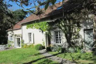 Image de Au milieu de la France maison spacieuse comfortable entouree d'un grand jardin.