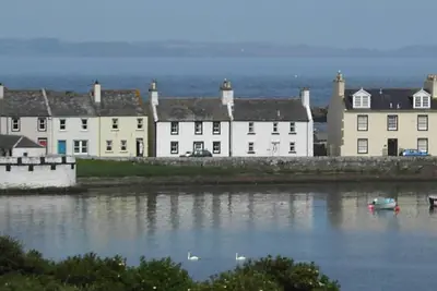 Image de Ce charmant cottage du 18e siècle offre des vues spectaculaires à l'avant et à l'arrière.