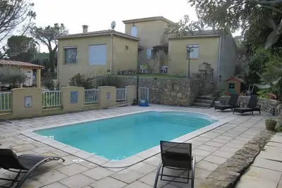 Image de Villa contemporaine lumineuse, située sur une colline et dominant le Rhône.