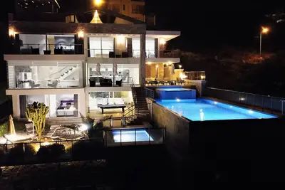 Image de Villa individuelle de luxe avec * piscine chauffée à débordement, jacuzzi et piscine peu profonde