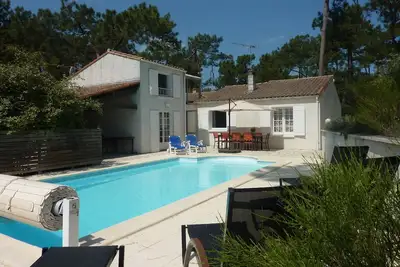 Image de 600 m plage, rue calme, maison conviviale, piscine chauffée, terrasse couverte