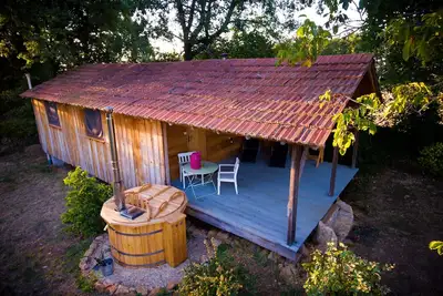 Image de Jolie cabane dans de beaux jardins avec poêle à bois et bain à remous \/ jacuzzi nordique.