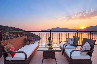 Image de Villa spacieuse avec piscine privée et vues fantastiques, à deux pas de la mer