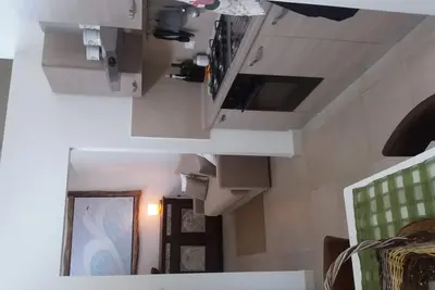 Image de rez-de-chaussée de trois pièces avec espace extérieur Barbecue pergola et parking privé