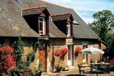 Image de 300 Yr Old Breton Ferme En Situation tranquille avec piscine chauffée