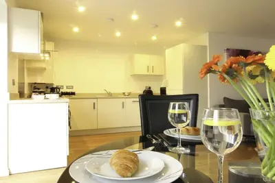 Ur City Pad - The Cambridge Whole 2 Bedroom Apartment
