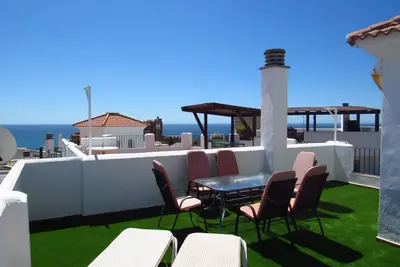 Penthouse en duplex de 2 chambres avec grand solarium à 250m de la plage