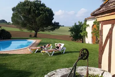 Image de Superbe cottage en pierre ancienne avec piscine privée, vue imprenable et lac