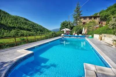Image de Pantano-belle et imposante en pierres avec piscine dans le calme Cadre Valley