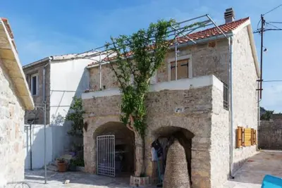 Image de une ancienne maison en pierre restaurée avec amour