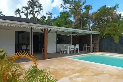Image de Villa caribéenne avec piscine privée et jardin tropical