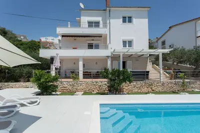 Image de Charmante maison moderne avec la nouvelle piscine Chlorine Free