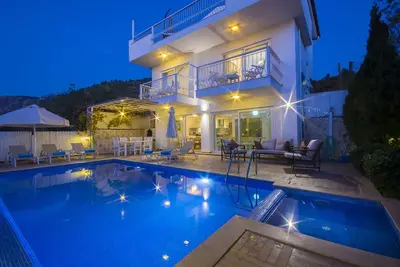 Image de Charmante villa de 3 chambres avec piscine Infinty isolée et piscine intérieure chauffée