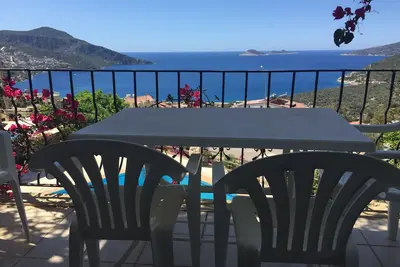 Appartement meublé indépendant de 2 chambres avec piscine, à 5 minutes de la ville et de la plage.