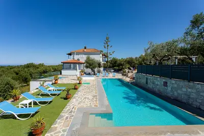 Image de Villa de luxe - immense piscine privée - vue sur la mer - à pied de la plage - 8\/9 personnes