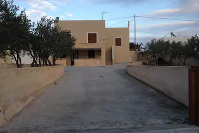 Image de une maison familiale traditionnelle sur l'île de Syros près de trois plages magiques