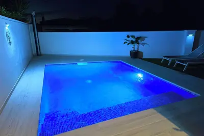Image de Maison avec jardin et piscine privée. Option de location de bateau de 6 mètres.