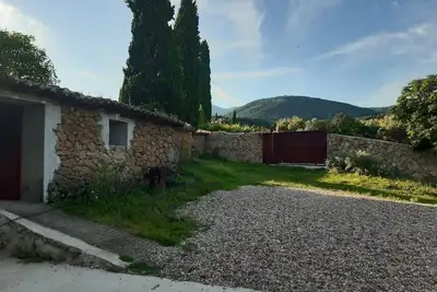Maison de campagne. Avec écuries et chevaux