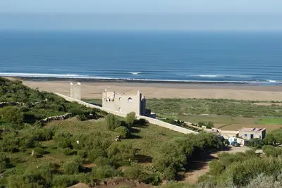 Image de La maison aux oiseaux entre ciel et mer.
