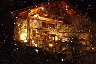 Image de Chambres dans un superbe chalet de montagne à la décoration raffinée, cosy! ! ! !