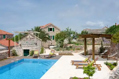 Image de Nouvelle Maison En Pierre Renovee-Esprit Dalmite + Piscine, 2 Voitures Inclus