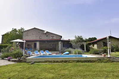Image de Villa Anna Groznjan, charmante villa en pierre avec piscine chauffée