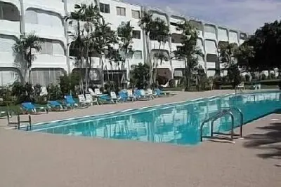 Appartement sur un beau terrain avec grande piscine près de la plage