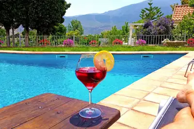 Image de Luxueux Isolé XIXe siècle Villa Gardens Citris Arbres Fontaines et piscine