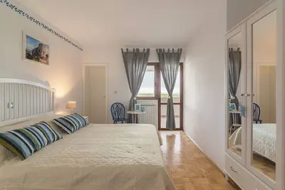 Chambre double avec salle de bain privée extérieure et cuisine commune