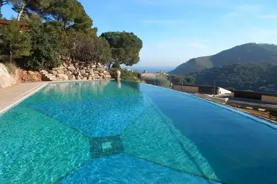 Maison jumelée avec vue fantastique sur la mer et piscine communautaire