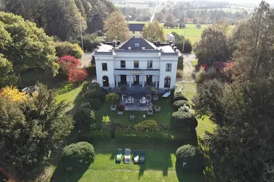 Château magnifiquement restauré dans les Ardennes pour 12 adultes (16 pers)