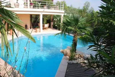 Image de Grande maison d'architecte, posée sur une mer de pins a 4 km d'Aix en Provence