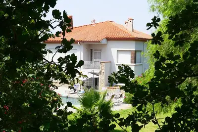 Image de Villa spacieuse avec grand parc arboré clos et piscine sécurisée.