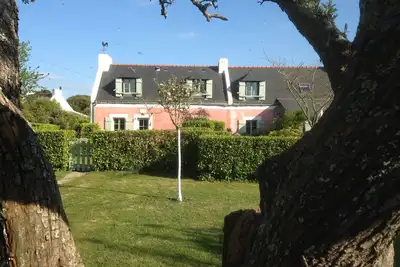 Image de Maison de charme avec terrasses sud et ouest. Petit jardin clos.