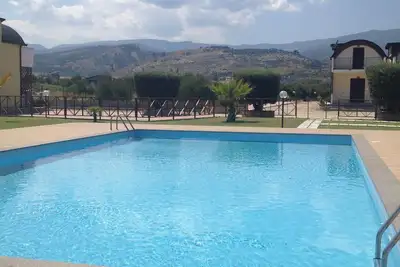 Image de Appartement dans un complexe privé fermé avec piscine et vue sur la montagne